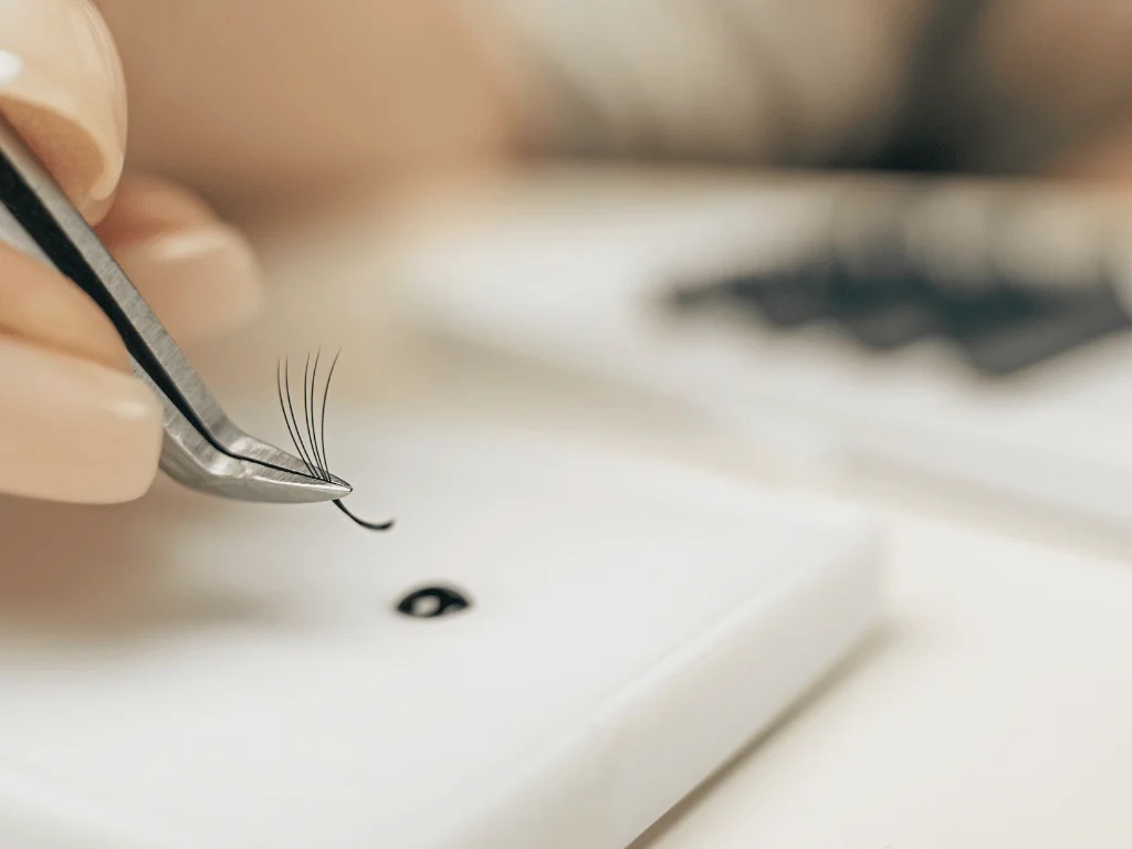 Eyelash Services w Mini Fills